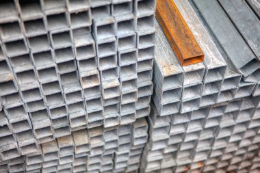 dikdörtgen biçimde metal profiller