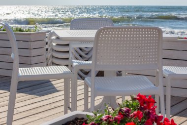 deniz kenarında yaz terası