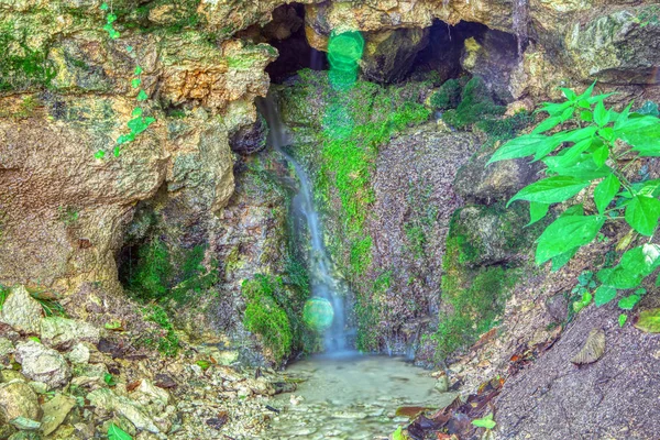瀑布与淡水在自然区 — 图库照片