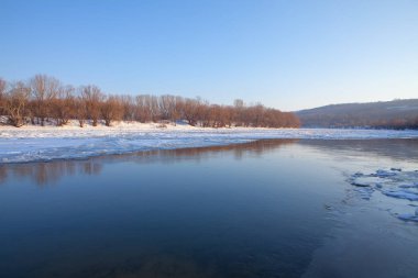 ilkbaharda eriyen göl suyu ile sahne 
