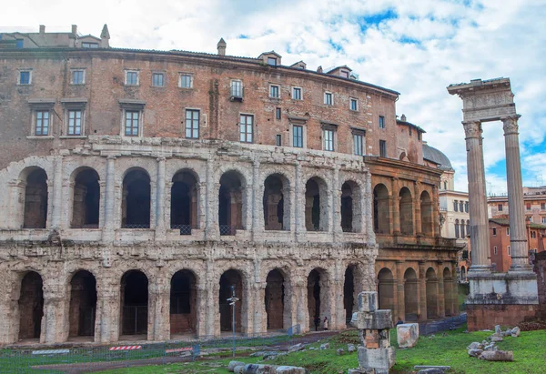 罗马著名的马塞洛剧院的古代建筑 — 图库照片