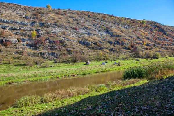 güzel doğal manzara , küçük nehir ile vadi