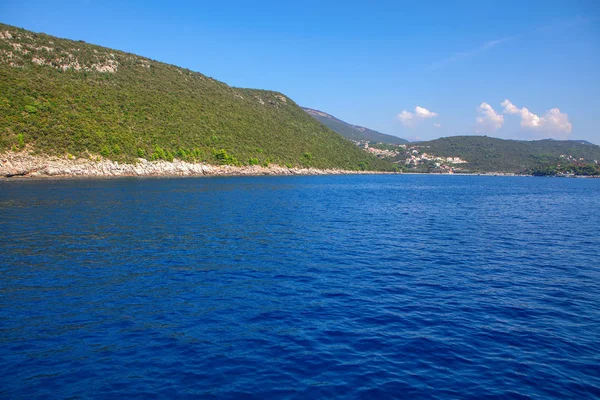 Piękne Wybrzeże Zatoki Kotor Zielonymi Górami — Zdjęcie stockowe