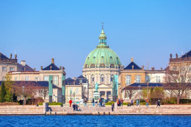 Kopenhag'daki Amalienborg ve Frederiks Kilisesi'ni görüntüleyin