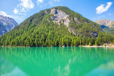 Dolomites Gölleri arasında Lago di Braies inci 