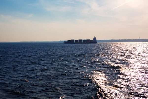 Nave Carico Container Che Naviga All Orizzonte — Foto Stock
