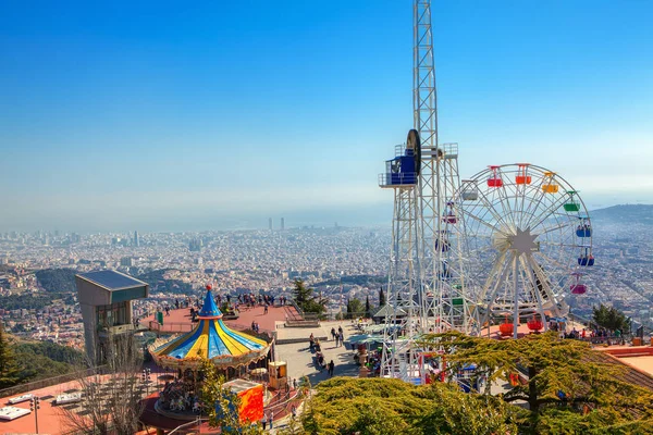 Barselona'da Dönme Dolap ile Tibidabo görünümü 