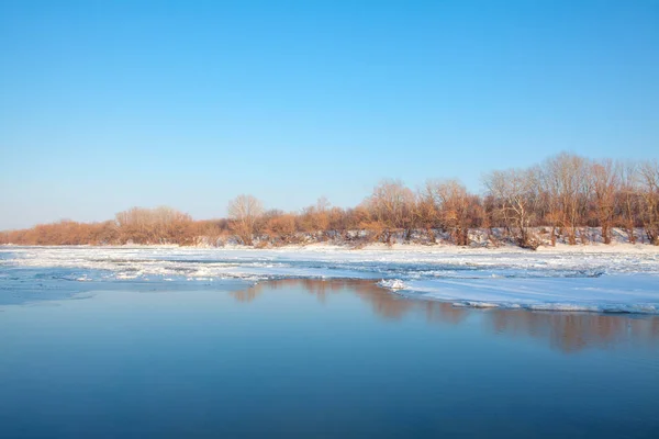 Весенний Пейзаж Тающим Льдом — стоковое фото