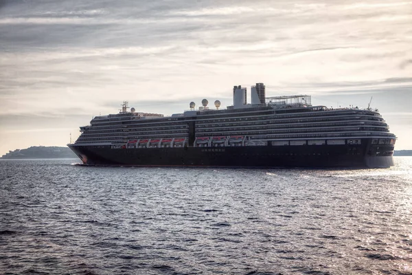 Dünya Çapında Cruise Liner Yelken — Stok fotoğraf