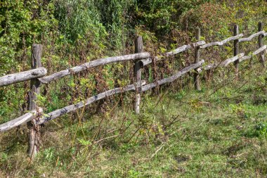 rustik alanda ahşap çit 