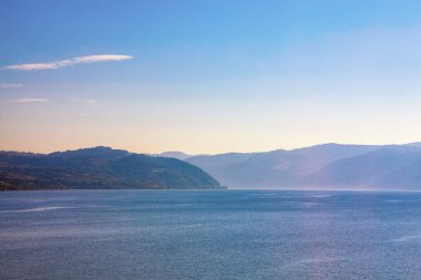 Mavi dağlar ve göl güzel manzara