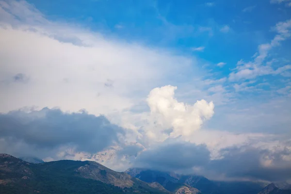 Landschap Met Prachtige Wolken Bergen — Stockfoto