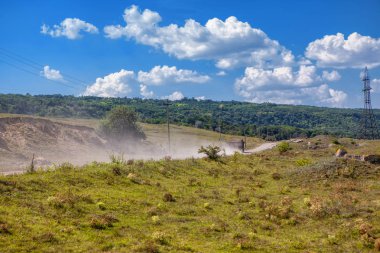 tozlu bir kırsal yolda kamyon
