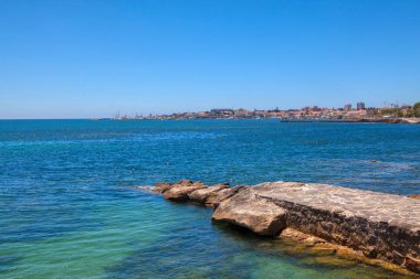 mavi okyanusun taş iskelesi