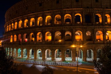 Roma'daki Colosseum gece görünümü