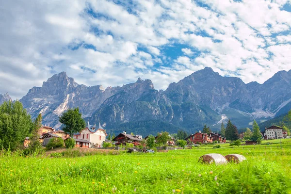 dağın eteklerinde yeşil köy