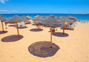 egzotik şemsiyeile kumlu tropikal plaj 