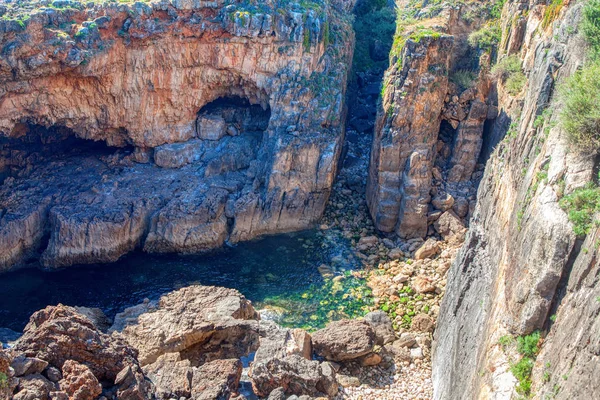 Atlantik kıyısında kayalar ve mağara