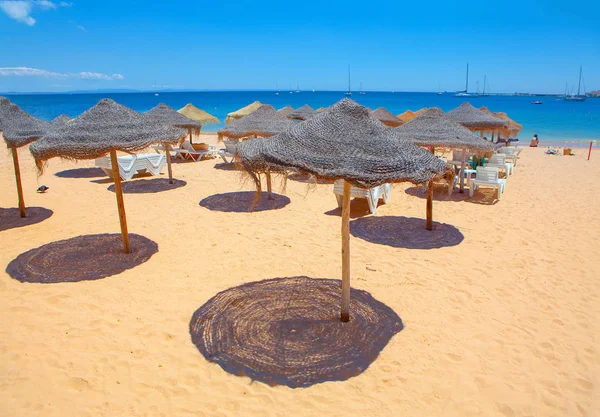 egzotik şemsiyeile kumlu tropikal plaj 