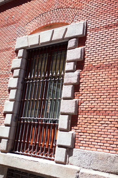 Altes Fenster Mit Gittern Und Roter Ziegelwand — Stockfoto