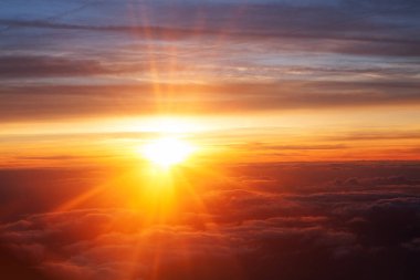 Güneş bulutların üzerinde parlıyor 