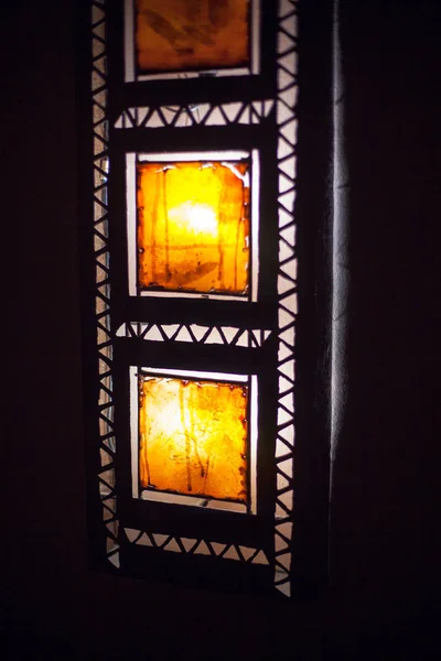 Lampa Świeci Ciemnym Pomieszczeniu — Zdjęcie stockowe