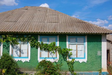 yeşil duvarlı terk edilmiş kır evi