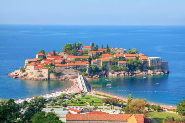  Adriyatik Denizi'nde Sveti Stefan ünlü ada , Karadağ 