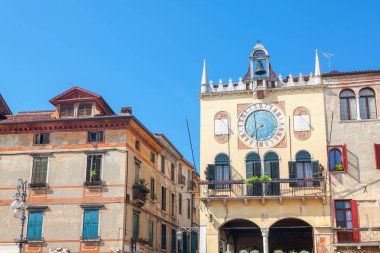 eski şehirde duvarda horoloji