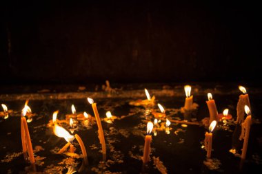 Siyah arkaplanda mum yakılıyor