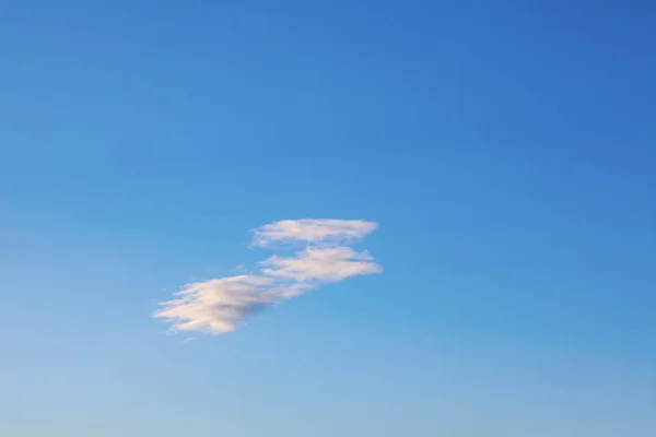 Uma Nuvem Branca Céu Azul — Fotografia de Stock