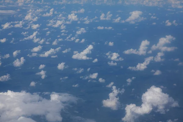 Latające Nad Rzadkimi Chmurami — Zdjęcie stockowe