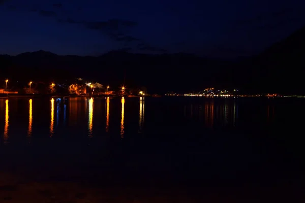 Ночной Пейзаж Прибрежным Освещенным Городом — стоковое фото