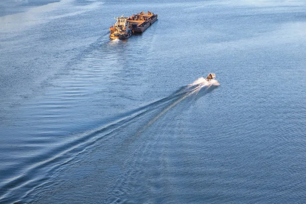 Segelfrachtplattform Auf Dem Flusswasser — Stockfoto