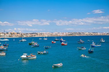 Cascais, Portekiz 'de yatları olan körfez. 