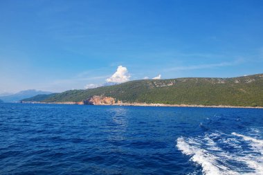 Mavi Adriyatik Denizi üzerinde yelken