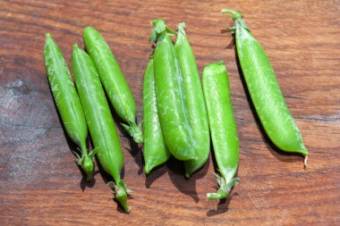 Tahta masadaki taze yeşil bezelyeler