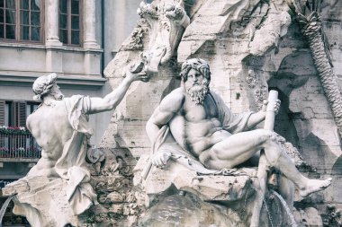 Roma 'daki Piazza Navona çeşmesinin mermer heykelleri