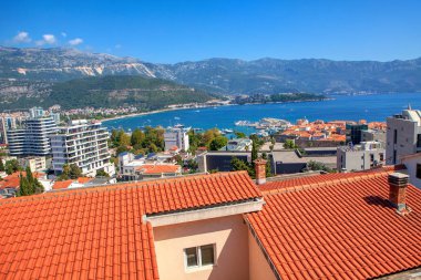 Budva kenti ve Adriyatik Denizi hava manzarası