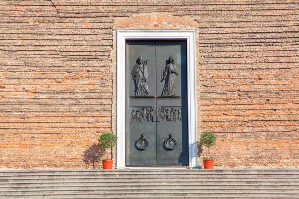 Fachada Catedral Com Escadas Porta Antiga Preta — Fotografia de Stock