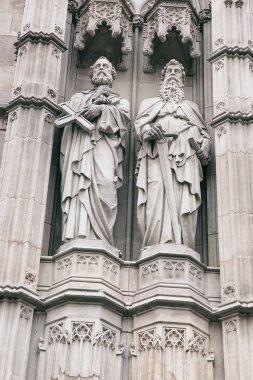 Aziz Peter ve Paul Barselona Katedrali 'nin heykelleri