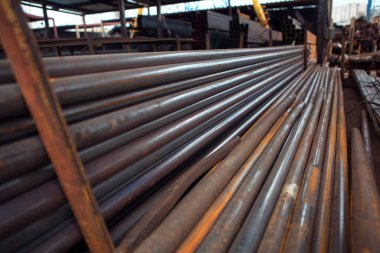 Depodaki çelik borular.