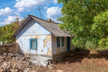 Terk edilmiş eski evle kırsal bir sahne