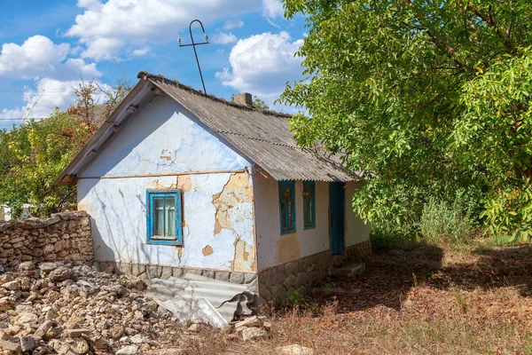 Cena Rústica Com Velha Casa Abandonada — Fotografia de Stock