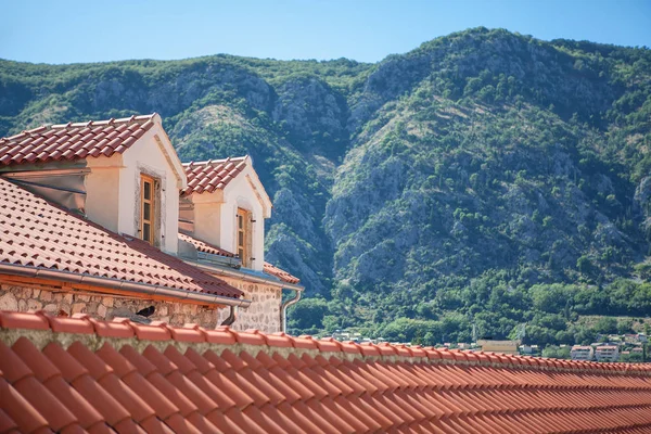 山の近くに屋根裏部屋と赤い瓦屋根の家 — ストック写真