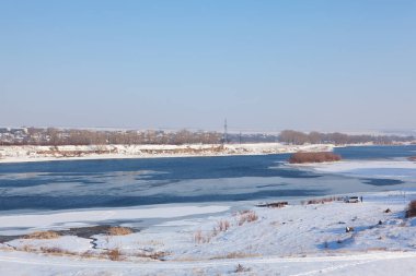 Nehrin aktığı karlı bir yer. 