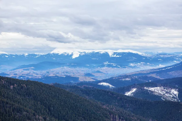 Dağların Aralığında Kış Manzarası — Stok fotoğraf
