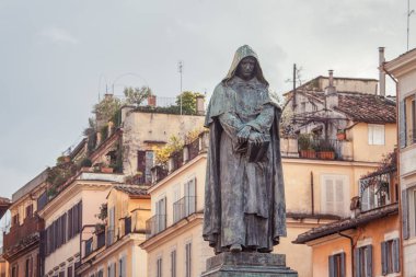 Giordano Bruno 'nun heykeli Roma' daki Campo de 'Fiori' ye dikildi.
