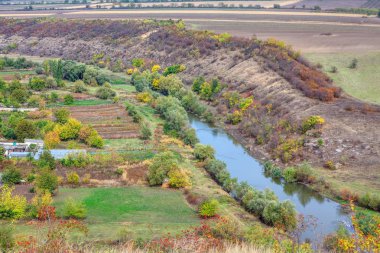 Köyü ve nehri olan güzel sonbahar havası 