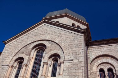  Eski beyaz kilisenin yan görünüşü 